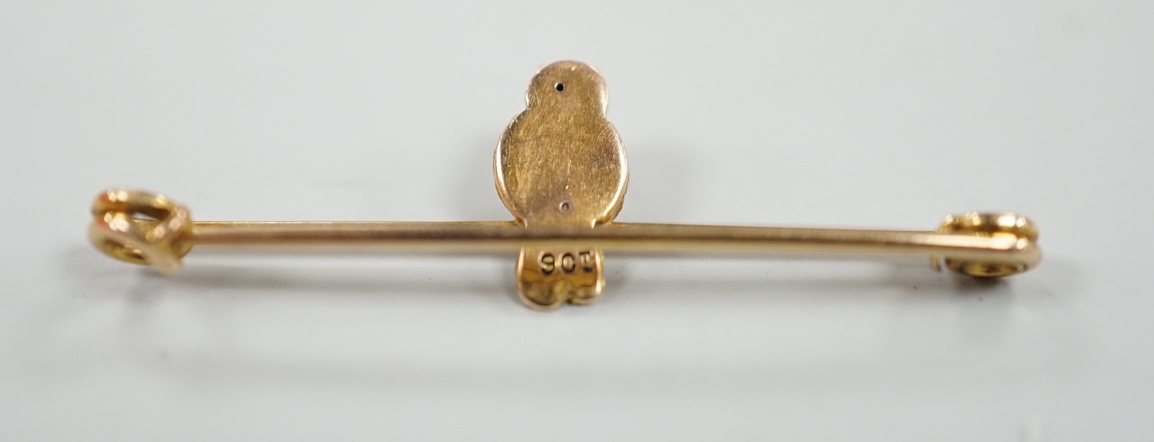 A mid 20th century two colour 9ct owl bar brooch, with cabochon eyes, 38mm, gross weight 1.3 grams.